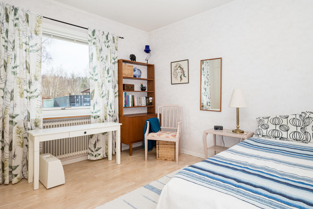 Sovrum med garderober. 