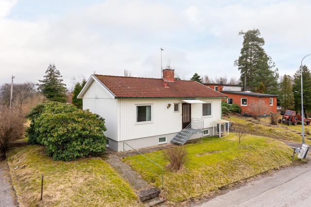 Välkommen till Ringvägen 14 i Billingsfors. Belägen på en lugn och stillsam gata med närhet till både vatten och naturområden.