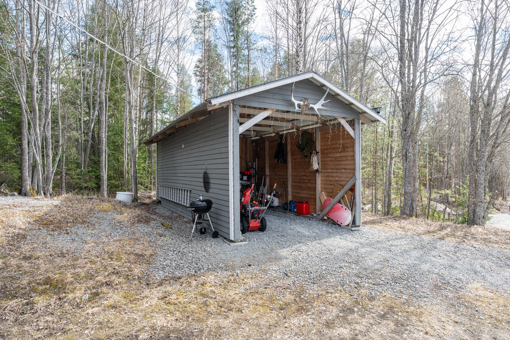 Utöver garaget finns en carport
