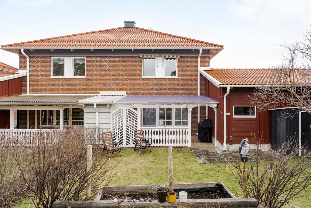 Trevlig baksida med uteplats under tak samt liten trädgårdstäppa 