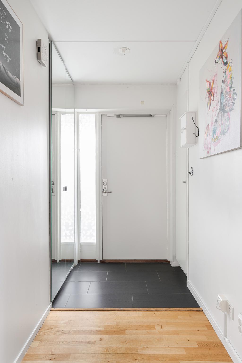 Hall med praktisk klinker och mycket förvaring