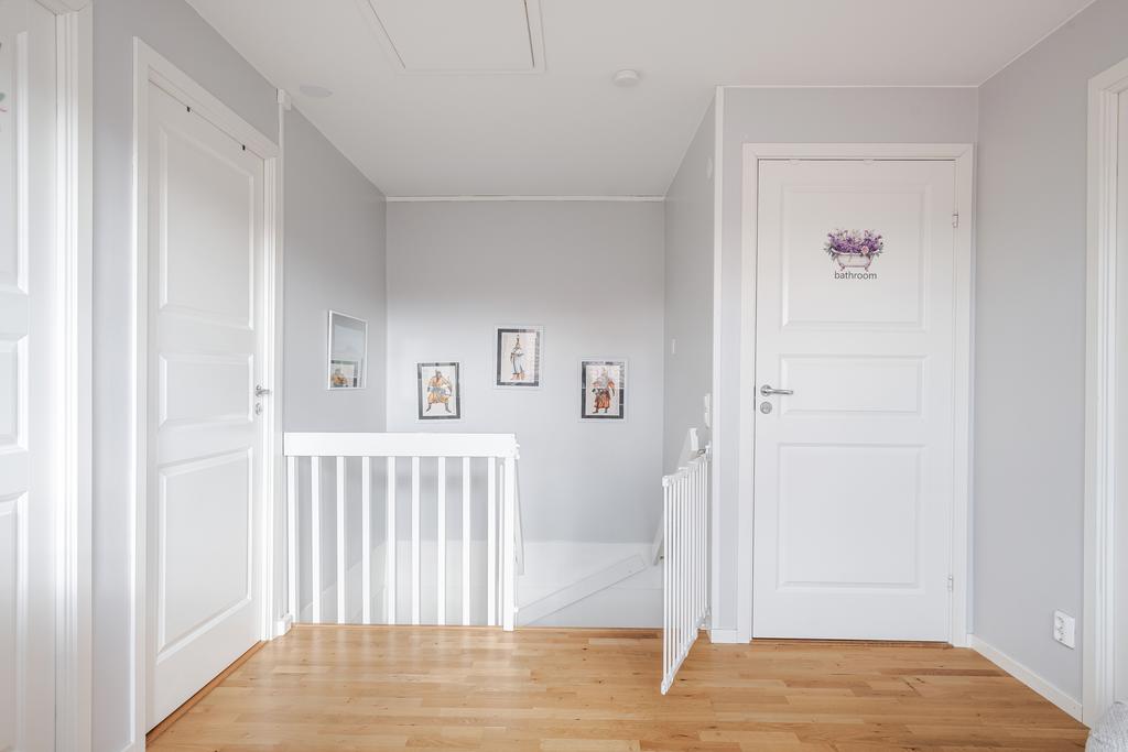 Allrum mot trapp på övervåningen