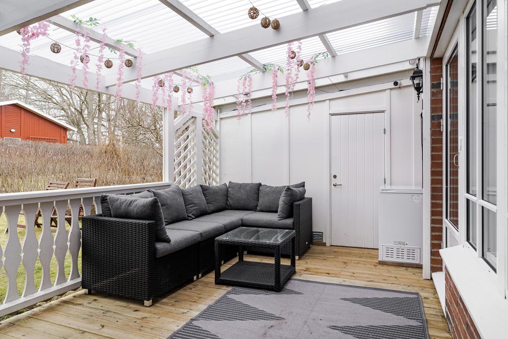 Uteplats under tak med trall