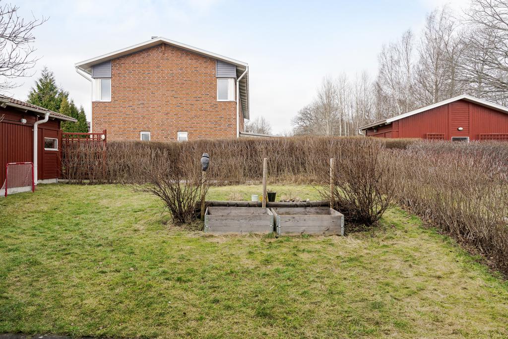 Plats för odling och lek i trädgården