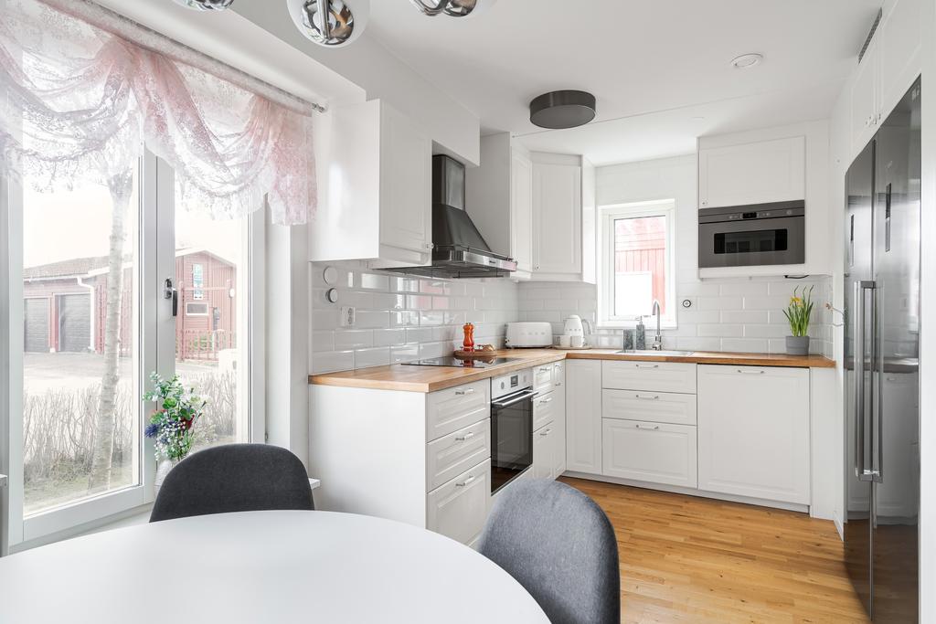 Klassisk stil på köket med bänkskiva i trä