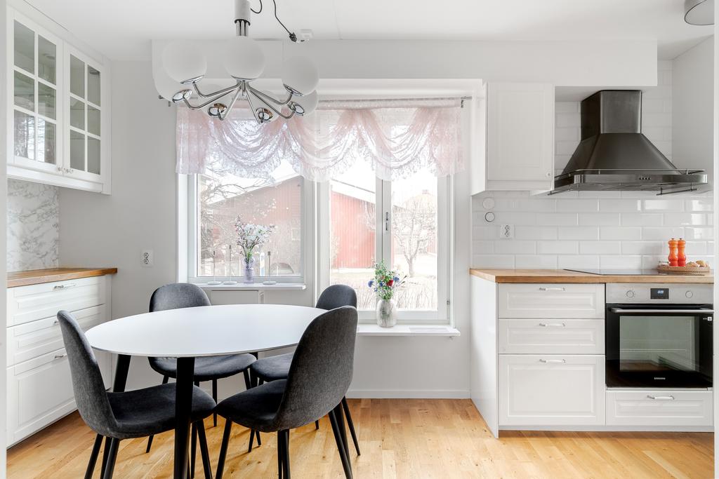 Köket har matplats vid fönstret 