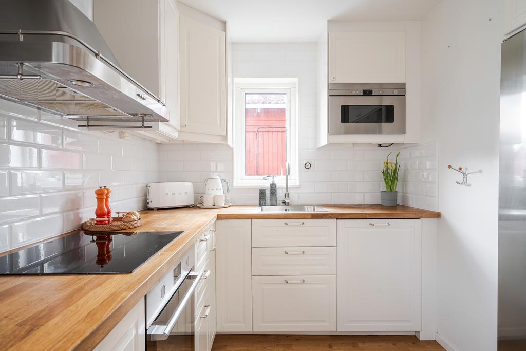 Bra arbetsytor och trevligt med fönster vid diskhon