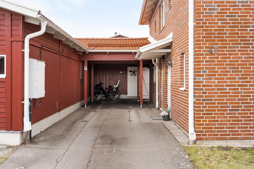 Plats för tre bilar vid entrén