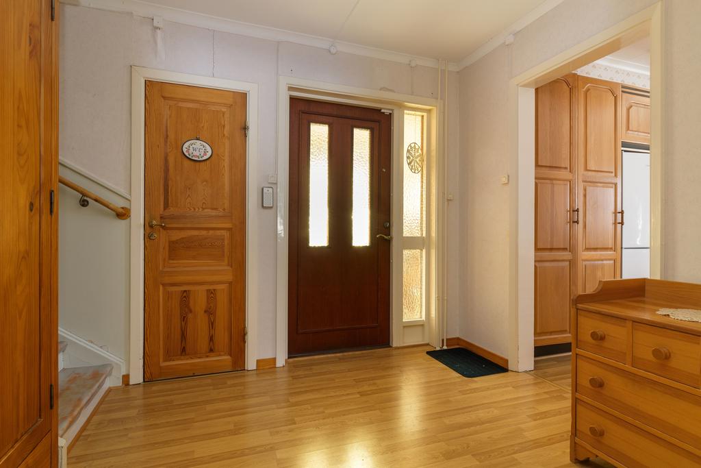 Rymlig hall med avhängningsplats.