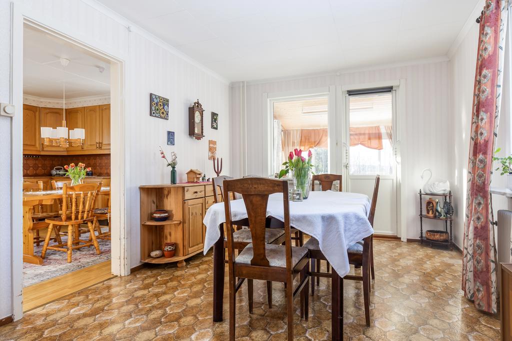 Matrum med utgång till inglasat uterum och uteplats.