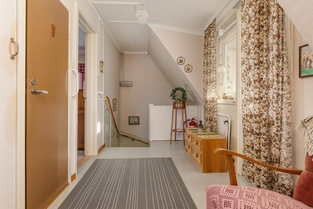 Rymlig hall klädkammare och med utgång till inglasad balkong samt öppen balkong