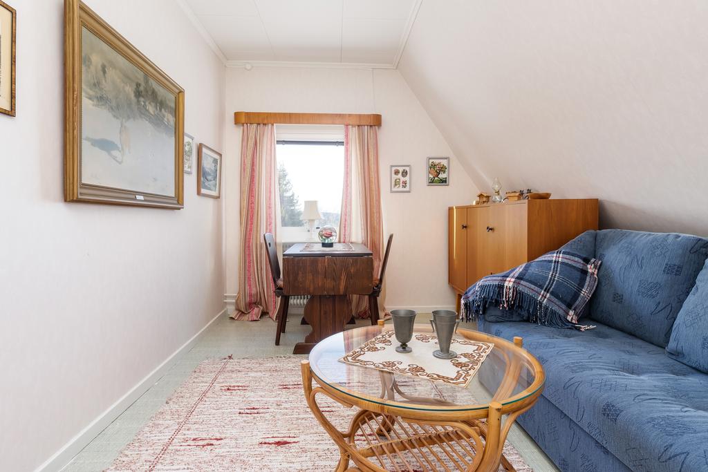 Sovrum 2 med garderober.