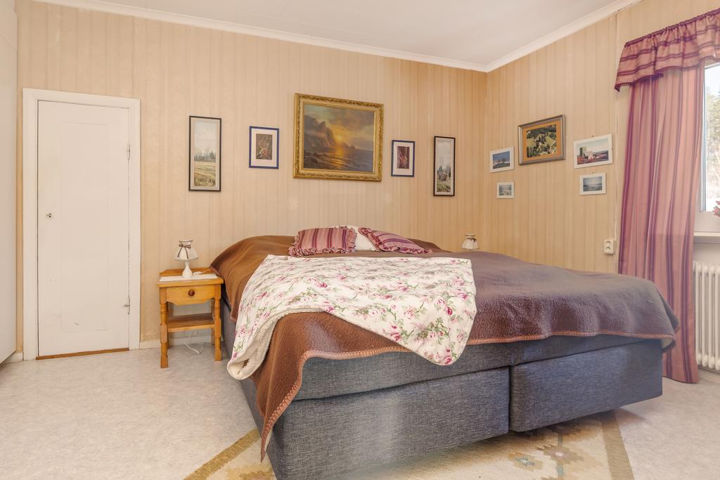 Sovrum 3 med 4 st garderober och kattvind.