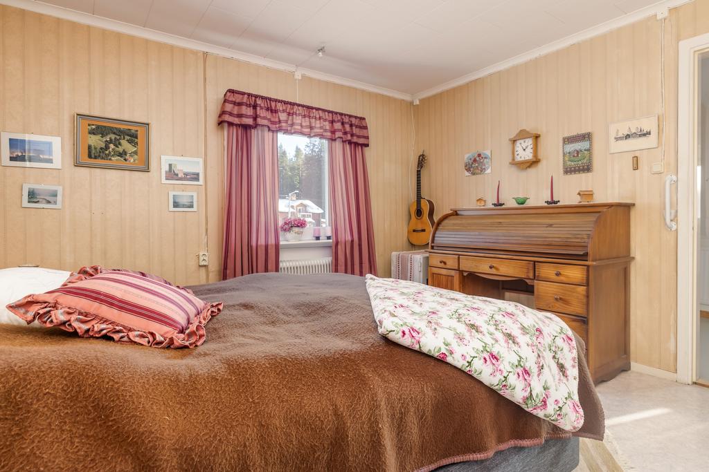 Sovrum 3 med 4 st garderober och kattvind.