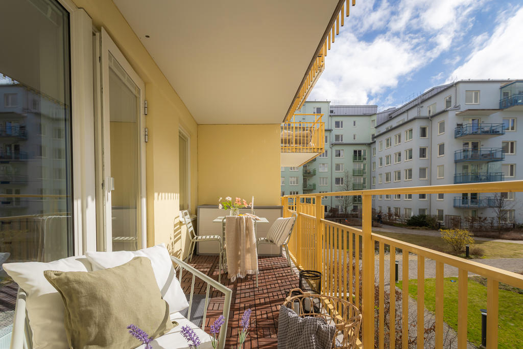 Underbar balkong in mot gård