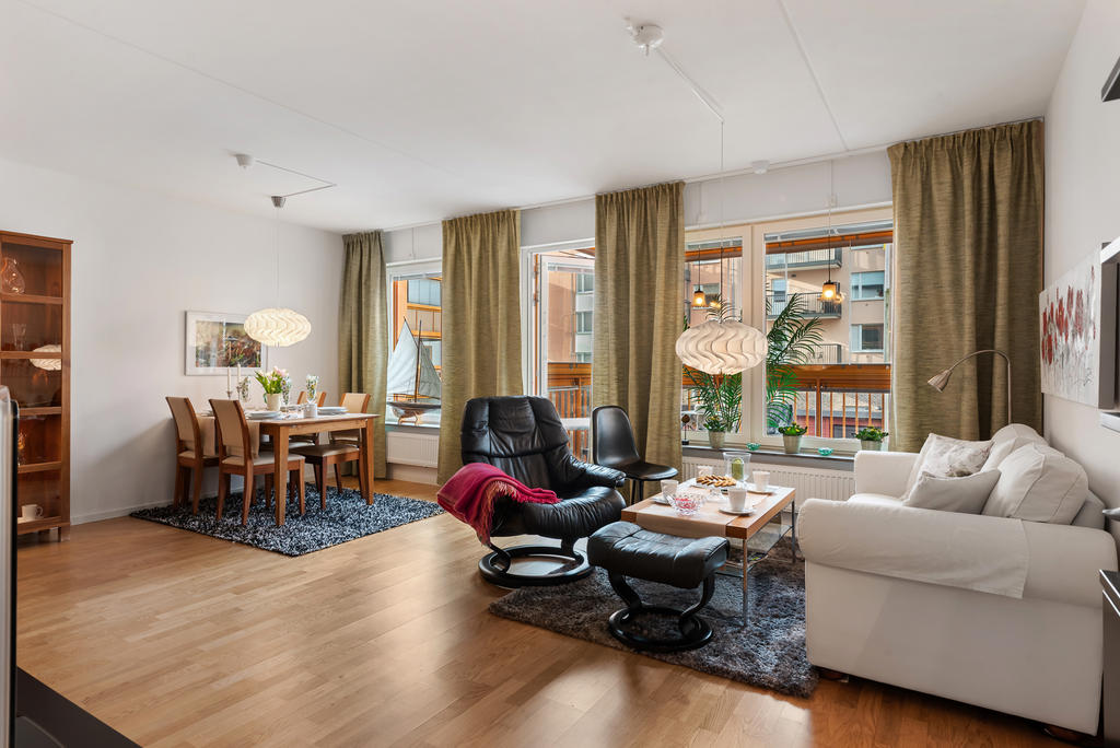 Öppen planlösning med härligt ljusinsläpp.