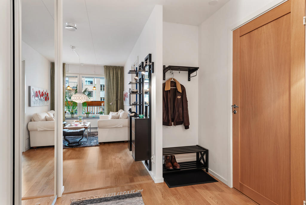 Välkomnande hall med gott om förvaringsmöjligheter. 