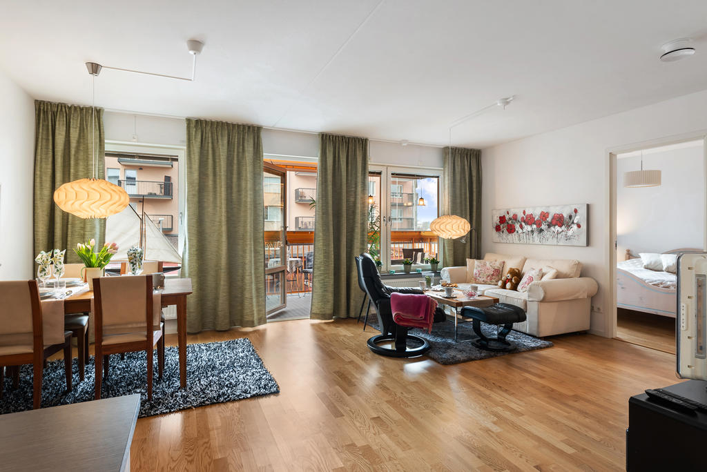 Utgång till lägenhetens inglasade balkong. 