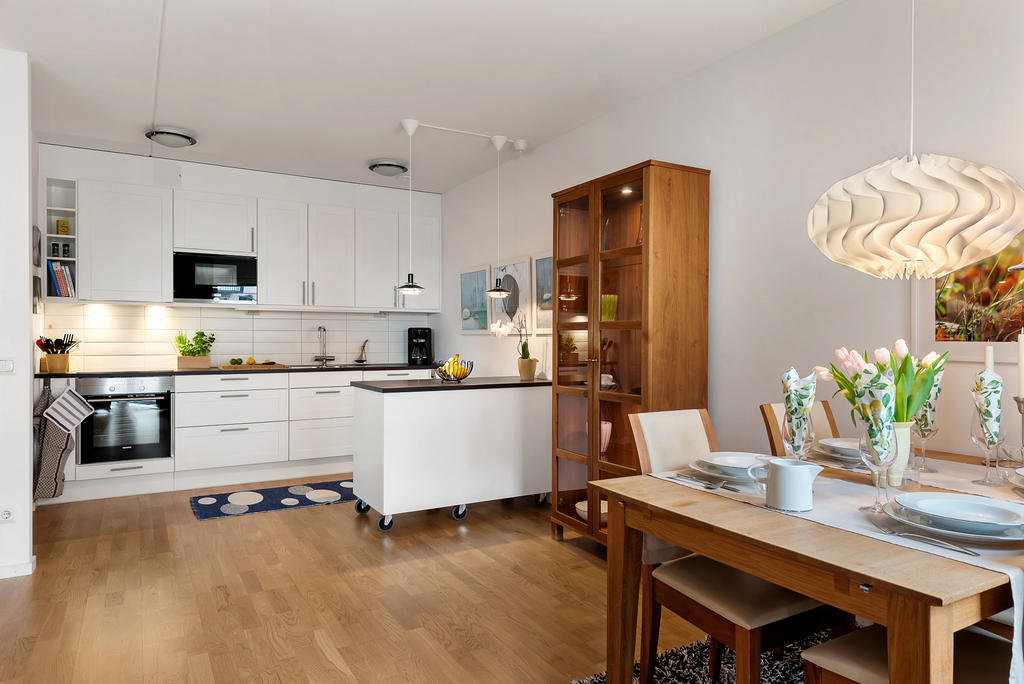 Köksdel med bra förvaring och mobil köksö. 