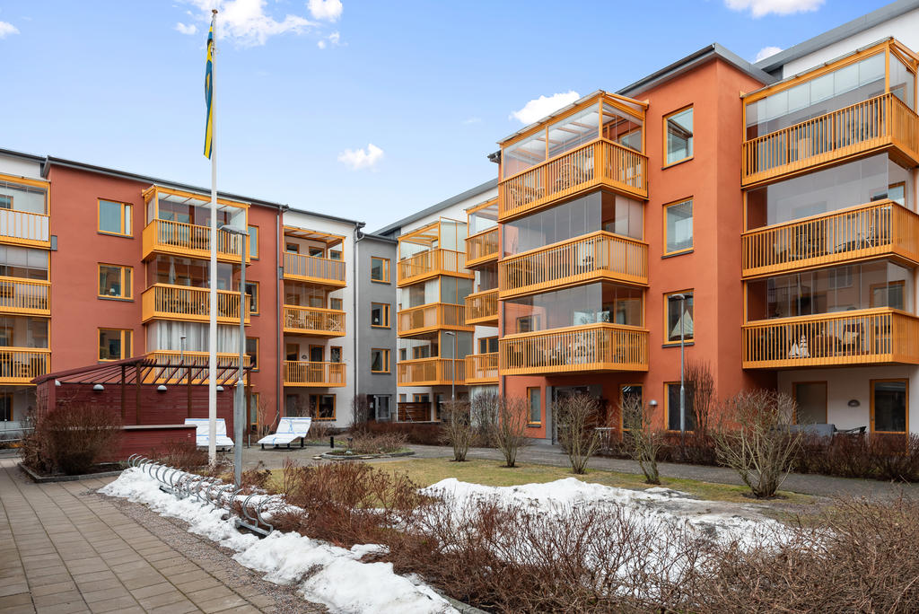 Brf Badhuset i Norrtälje består av 57 bostadsrätter och har 50 parkeringsplatser i garaget.