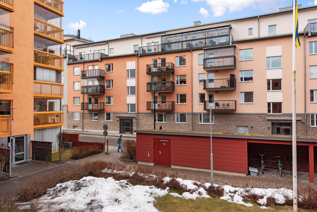 Utsikt ut mot den lugna innergården. 