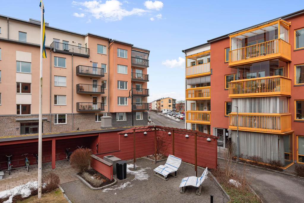 Utsikt ut mot föreningens innergård. 