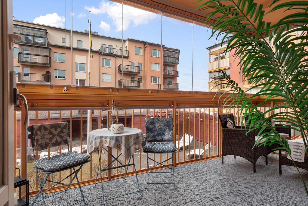 Stora utrymmen på den inglasade balkongen. 