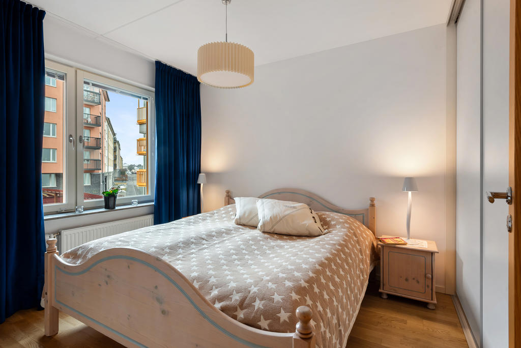 Sovrum med plats för dubbelsäng och bra med förvaring bakom skjutdörrsgarderob. 