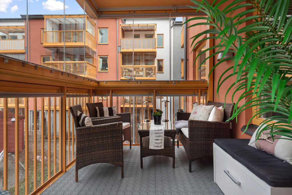 Den inglasade balkongen blir som ett extra rum.