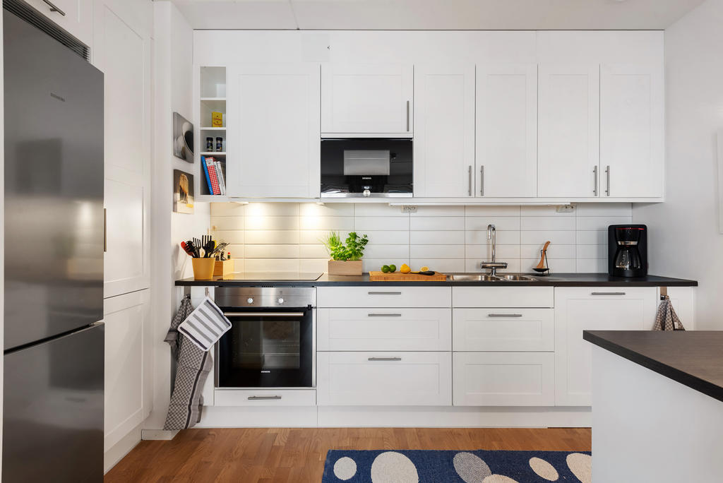 Modernt kök med alla nödvändiga faciliteter. 