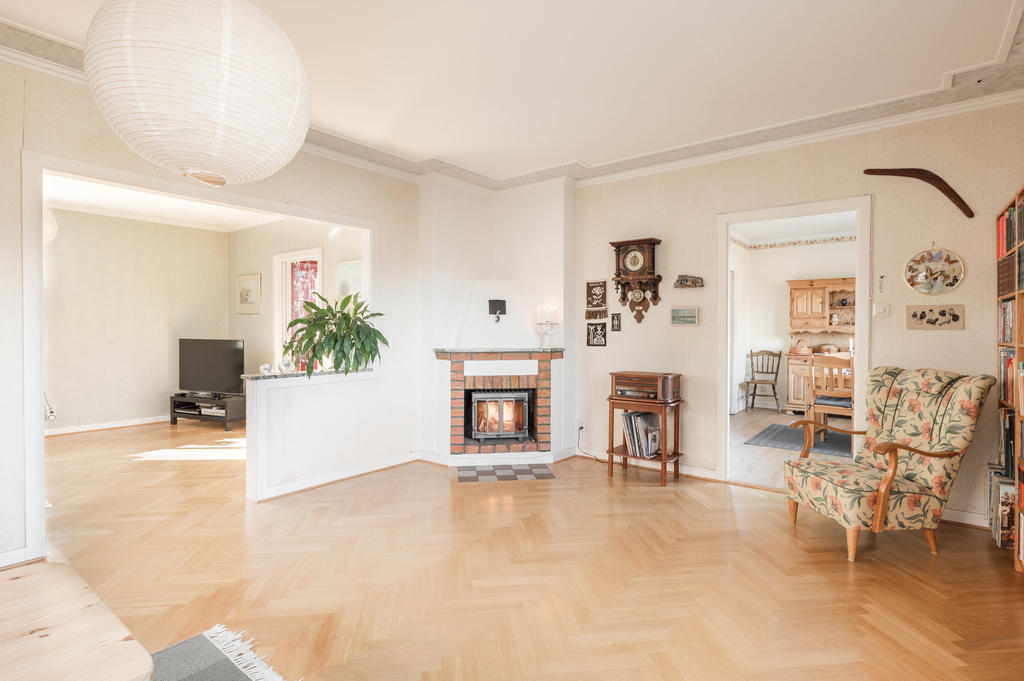 Vardagsrum med braskamin