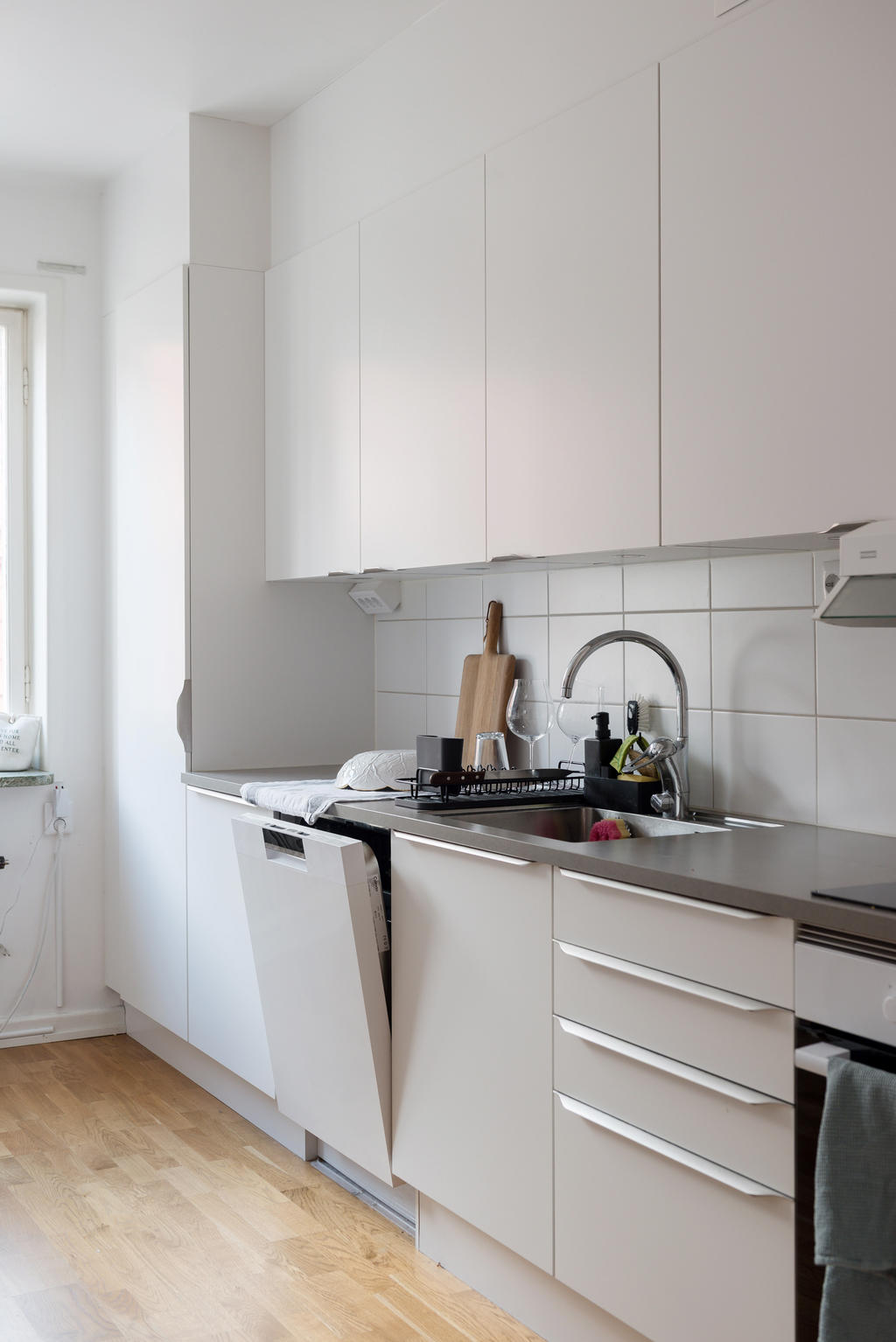 Kök med diskmaskin.