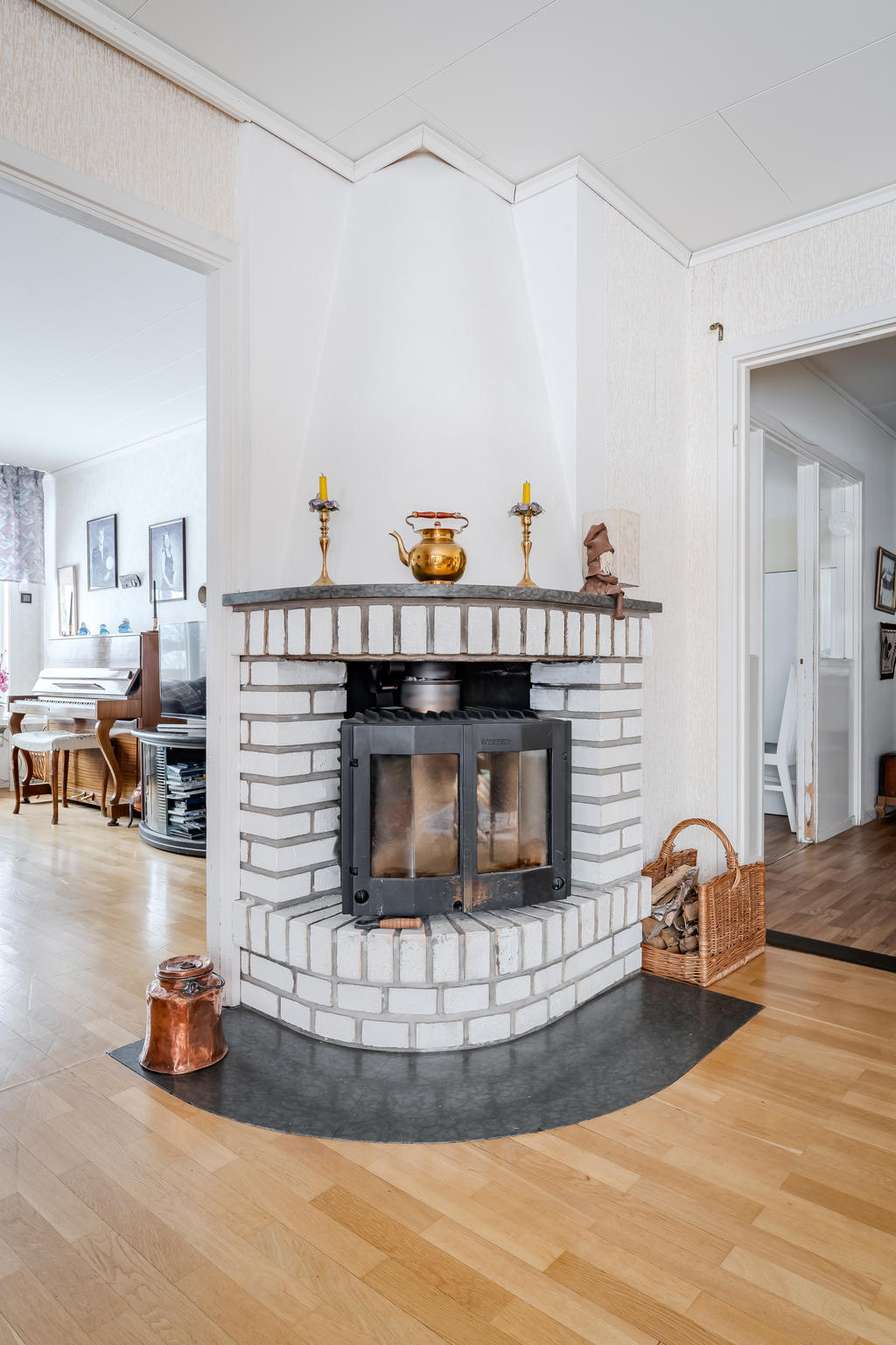 Fin öppen spis med insats i vardagsrummet