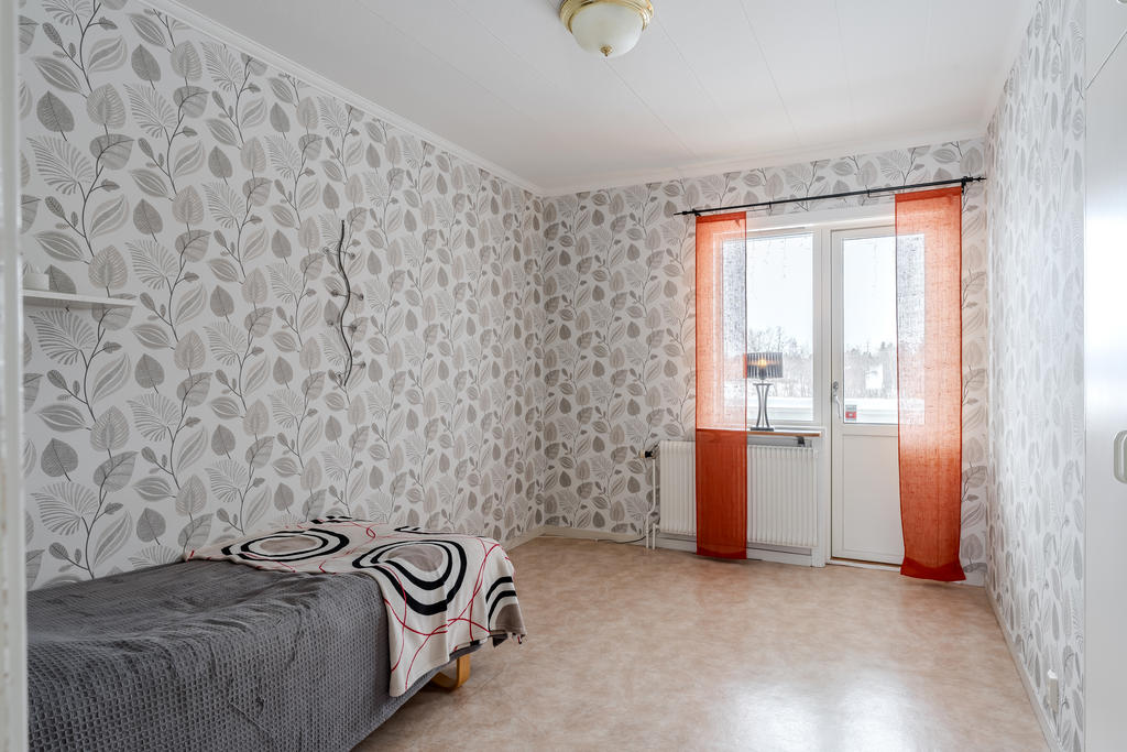 Sovrum 2 har utgång till altanen