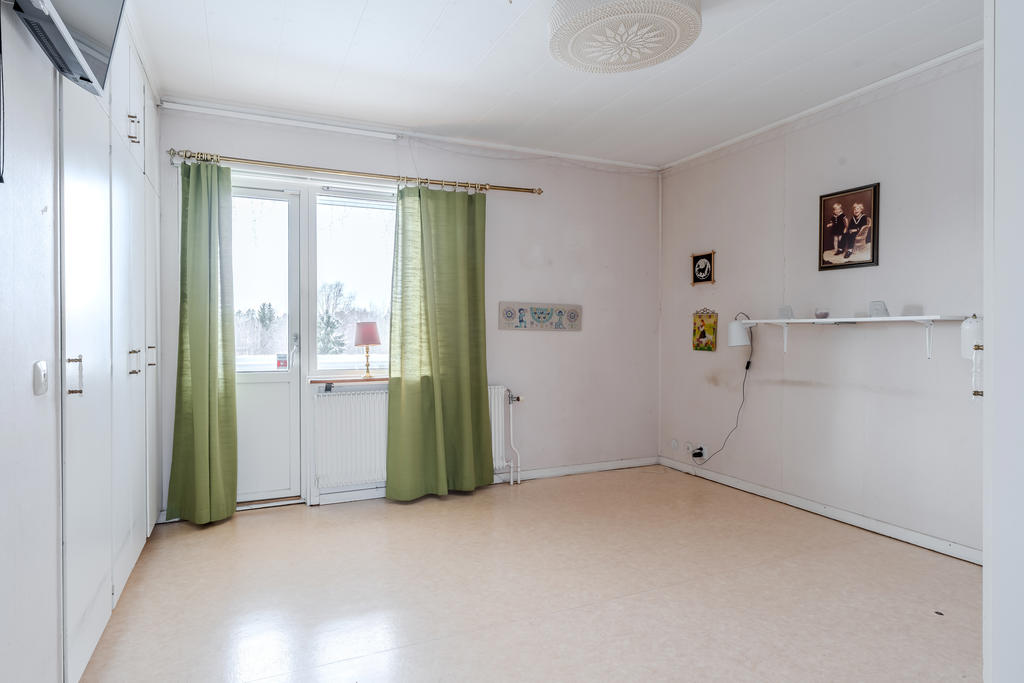 Sovrum 3. Även här finns utgång till altanen.