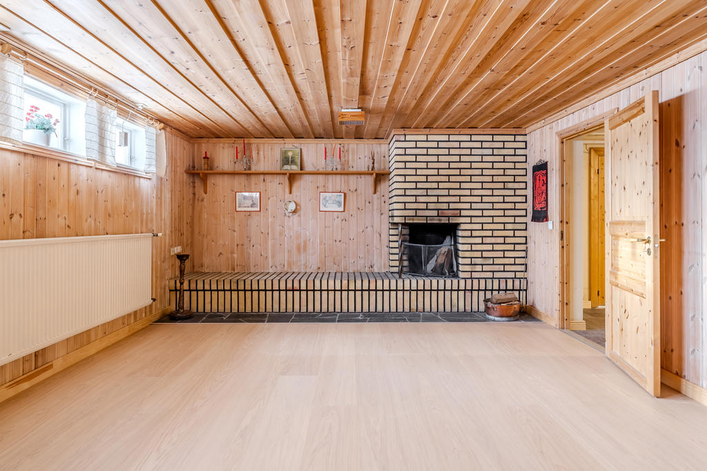 En klassisk gillestuga! Här kan man mysa framför den öppna spisen. 