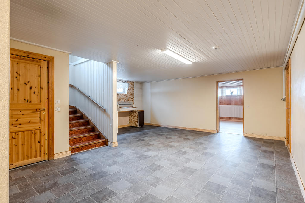 Stor hall i källaren