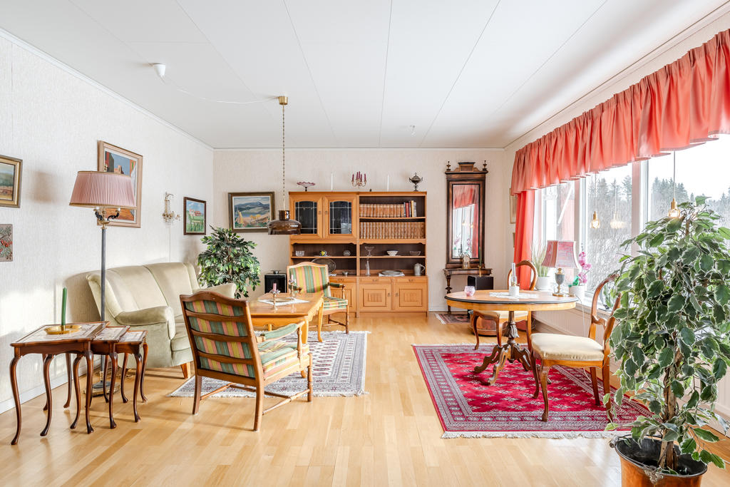 Fint ljusinsläpp genom de stora fönstren i vardagsrummet