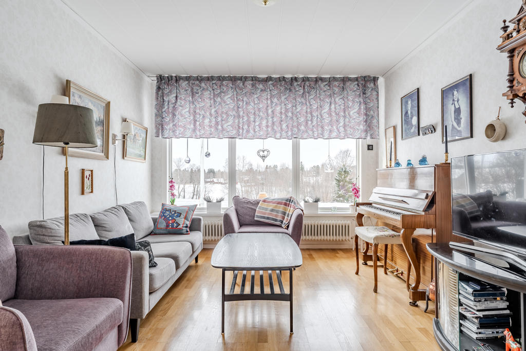 På andra sidan den öppna spisen forsätter vardagsrummet