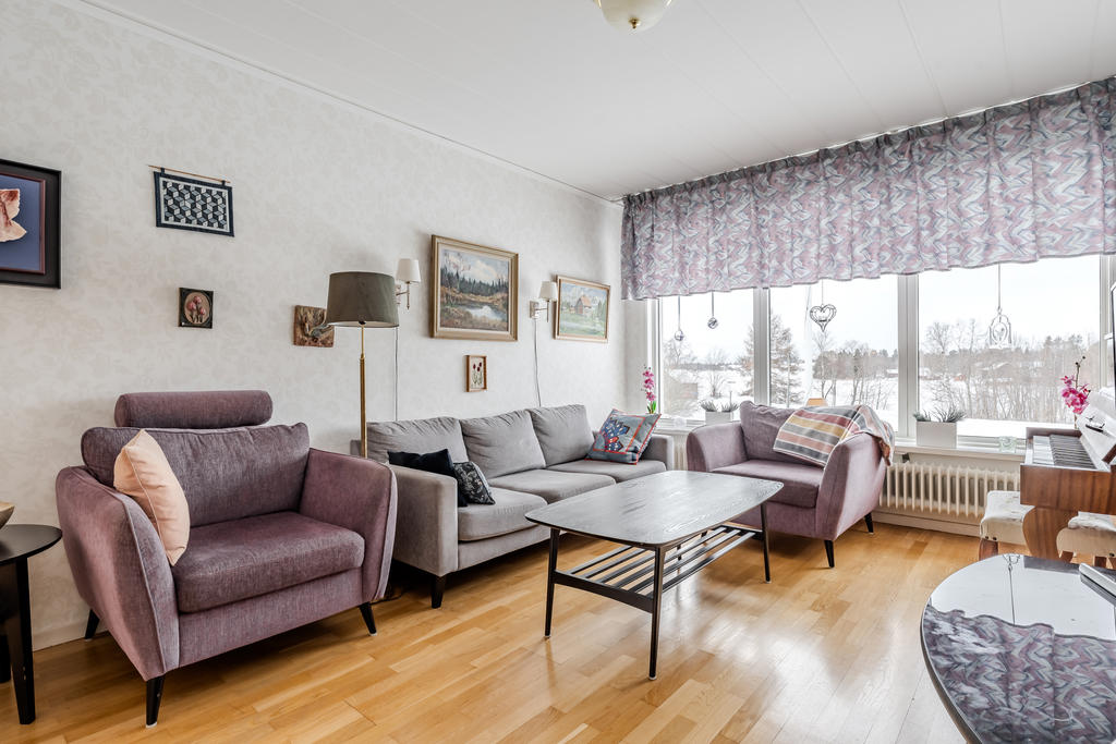 Även här är det fint ljusinsläpp genom stora fönster