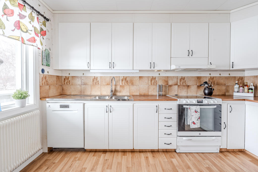 Det är gott om förvaring och bänkyta i köket!