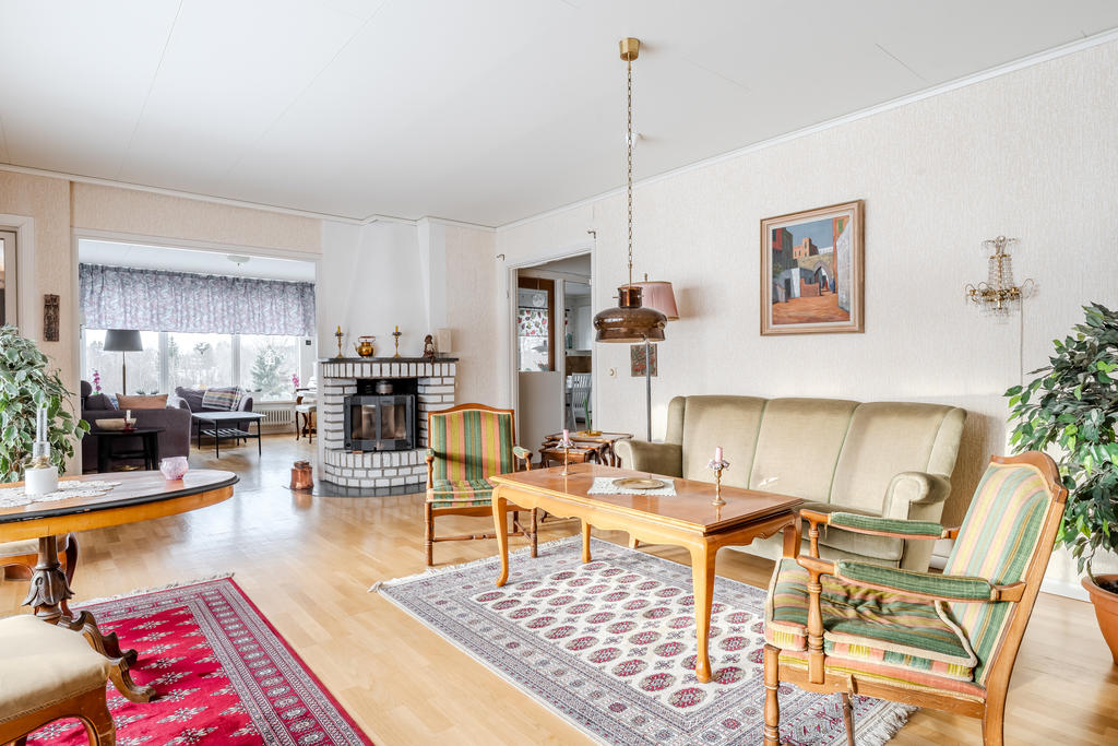 Vardagsrummet är rymligt och ljust