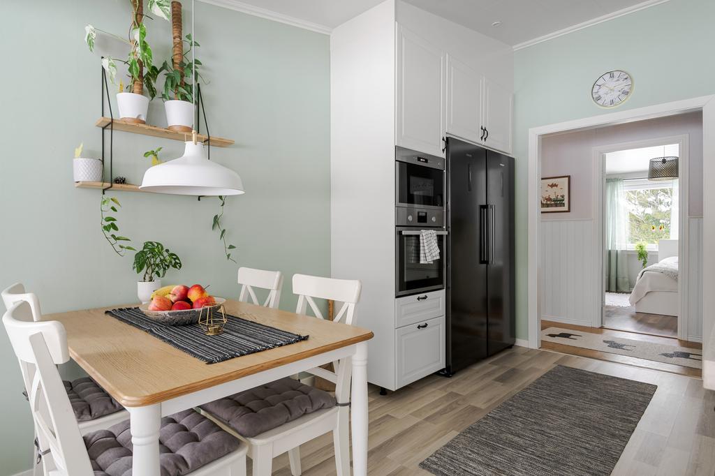 I samband med renoveringen breddades ingången till köket vilket bidrar till den rymliga känslan.