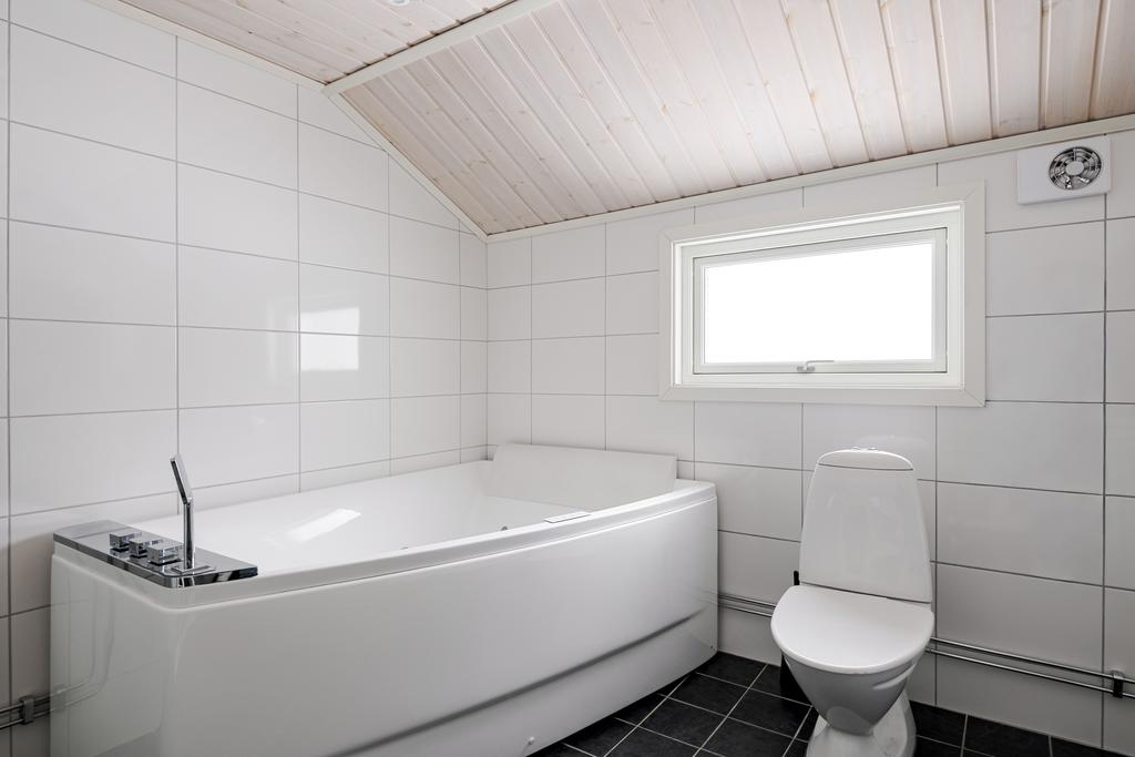 Badrummet byggdes 2017. Golvvärme, badkar och dusch.