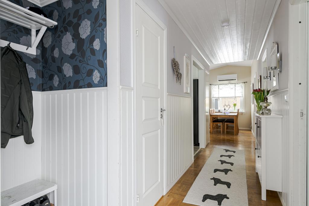 Inre hall med vardagsrummet längst bort i bild.