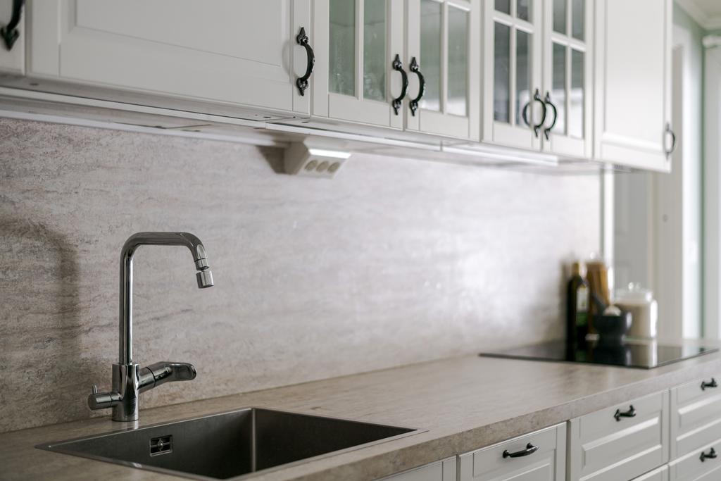 Smakfullt valda detaljer i och färgval som harmonierar med övriga huset.