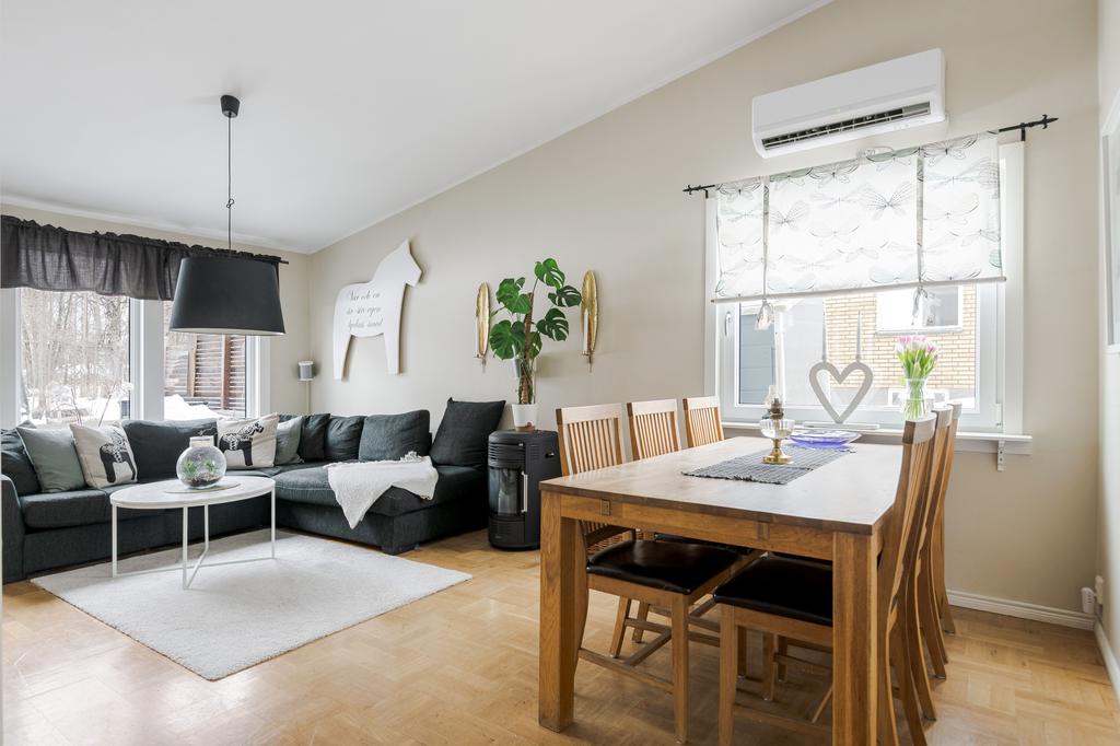 Vardagsrummet är stort nog att rymma såväl matplats som soffhörna.