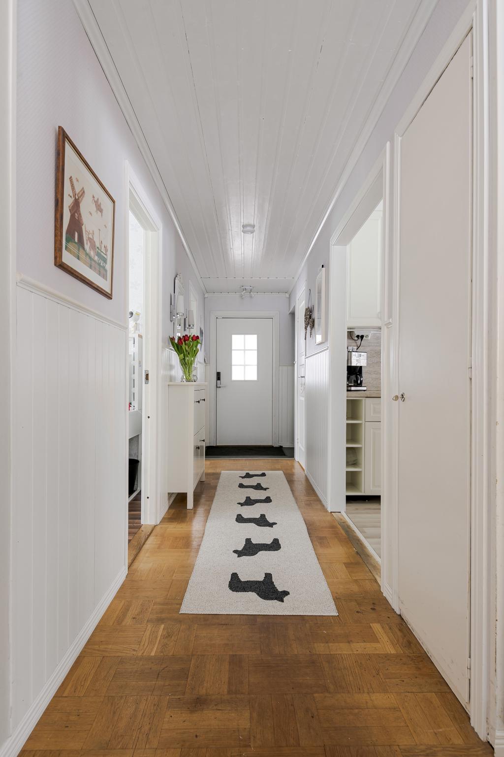 I hall och vardagsrum ligger den vackra stavparketten kvar.