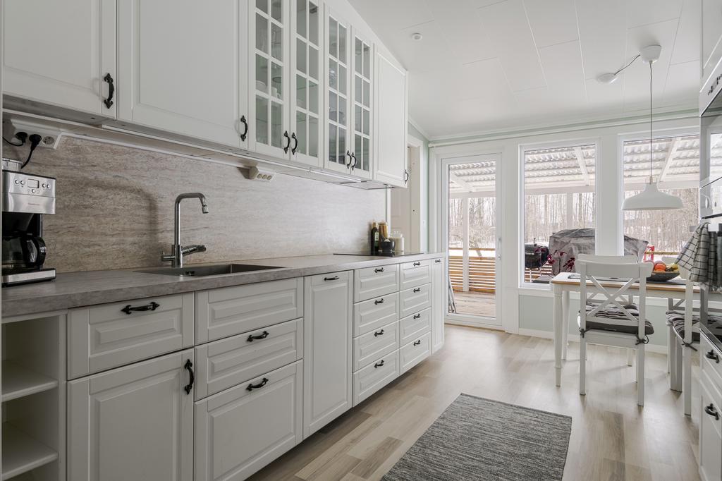 Trevligt kök renoverat 2022. Bra med arbetsytor och härligt ljusinsläpp tack vare de stora fönstren samt altandörr helt i fönsterglas.