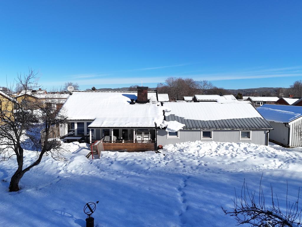 Härlig altan mot trädgården.